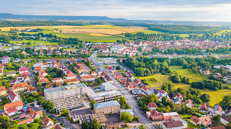 Die Generalsanierung der Berufsschule Haßfurt, im Drohnenbild vorne links, ist mit 5,7 Millionen Euro die größte Investition im Kreishaushalt 2022.