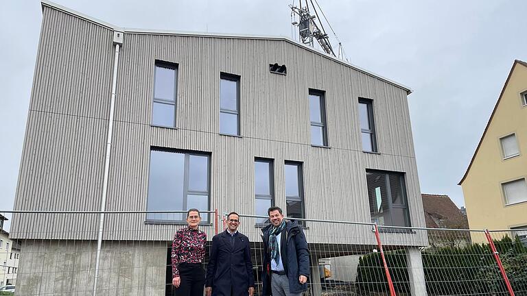 Dr. Barbara Thumes und Dr. Piet Plumhoff machen sich mit Bürgermeister Alexander Knahn (von links) ein Bild vom Baufortschritt des neues Ärztehauses am Grundweg in Höchberg.