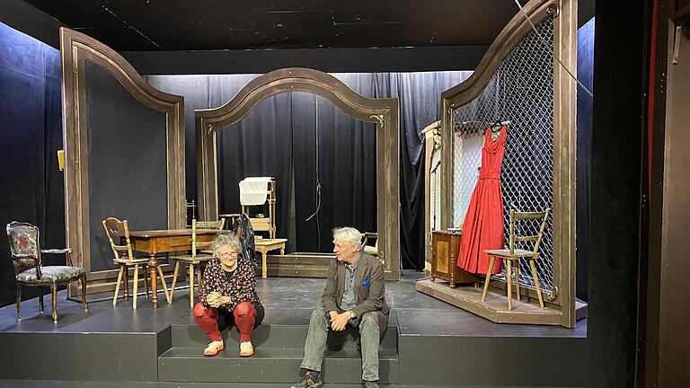 Kurz vor der Premiere des Stückes „Tom auf dem Lande“ ist das Bühnenbild weitgehend fertig. Theaterchefin Anne Maar und Dramaturg Sebastian Worch zogen eine Bilanz der vergangenen Spielzeit und stellten die neue vor. - Kurz vor der Premiere des Stückes „Tom auf dem Lande“ ist das Bühnenbild weitgehend fertig. Theaterchefin Anne Maar und Dramaturg Sebastian Worch zogen eine Bilanz der vergangenen Spielzeit und stellten die neue vor. Kurz vor der Premiere des Stückes „Tom auf dem Lande“ ist das Bühnenbild weitgehend fertig. Theaterchefin Anne Maar und Dramaturg Sebastian Worch zogen eine Bilanz der vergangenen Spielzeit und stellten die neue vor. - Kurz vor der Premiere des Stückes „Tom auf dem Lande“ ist das Bühnenbild weitgehend fertig. Theaterchefin Anne Maar und Dramaturg Sebastian Worch zogen eine Bilanz der vergangenen Spielzeit und stellten die neue vor.