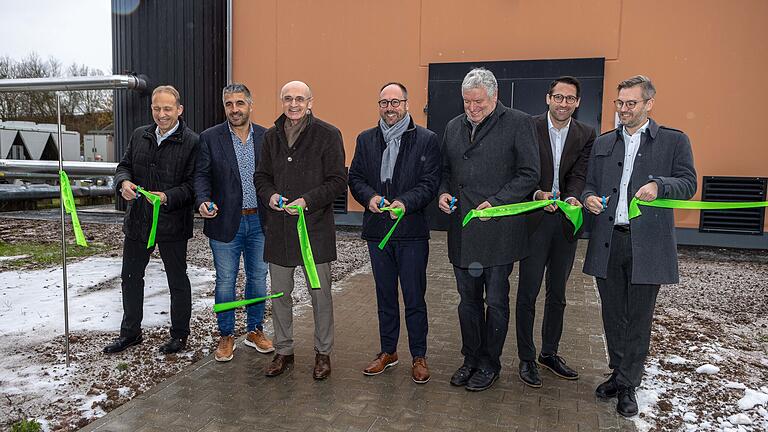 Weil sieben Scheren besser schneiden als eine: Harry Bätz (PSD Germany Senior Site General Manager) Friedrich Freß (Geschäftsführer Firma Freß), Landrat Wilhelm Schneider, Stéphane Alber (Product Group Vice-President), Jürgen Hennemann (Bürgermeister Ebern), Christian Bayer (Technical Manager Fischbach) und Simon Herbst (Activity Manager Fischbach) schnitten das Band zur offiziellen Einweihung der Heizanlage durch. Weil sieben Scheren besser schneiden als eine: Harry Bätz (PSD Germany Senior Site General Manager) Friedrich Freß (Geschäftsführer Firma Freß), Landrat Wilhelm Schneider, Stéphane Alber (Product Group Vice-President), Jürgen Hennemann (Bürgermeister Ebern), Christian Bayer (Technical Manager Fischbach) und Simon Herbst (Activity Manager Fischbach) schnitten das Band zur offiziellen Einweihung der Heizanlage durch. 