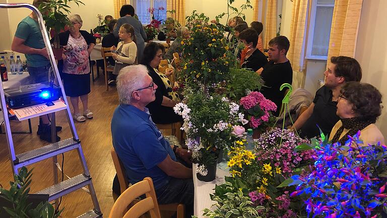 In ein Blumenmeer verwandelte sich der Pfarrsaal der ev. luth. Kirchengemeinde Eschenau durch die Verlosung. In ein Blumenmeer verwandelte sich der Pfarrsaal der ev. luth. Kirchengemeinde Eschenau durch die Verlosung.
