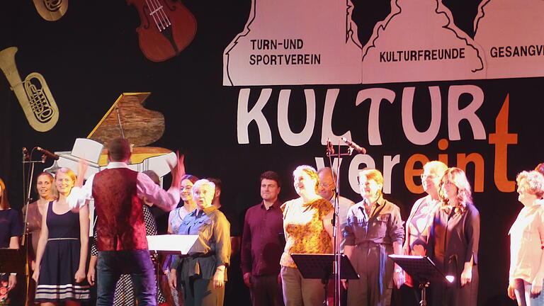 Grettstadter Kunstschaffende boten eine abwechslungsreiche mehrstündige Bühnenshow mit Musik, Tanz, Komik und Wortbeiträgen.