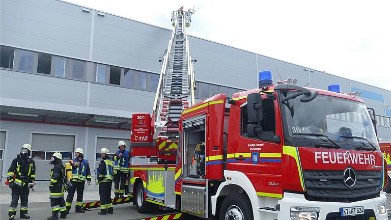 Bei einer ersten Übung im Kitzinger Gewerbegebiet ConneKT wurde die neue Drehleiter bis zum Dach ausgefahren.