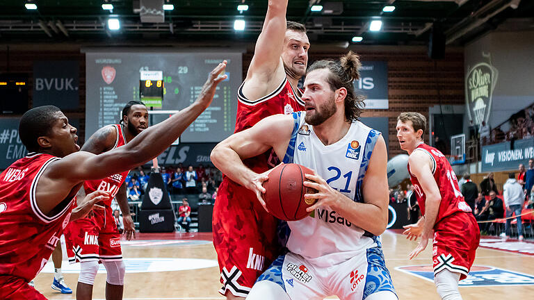 s. Oliver Würzburg gewinnt mit 68:67 (41:26) gegen die Fraport Skyliners Frankfurt am Sonntag 17.11.19 in der s.Oliver Arena. v. li. in rot Cameron Wells (22), in rot Johannes Richter (8), am Ball in weiß Leon Kratzer (21)