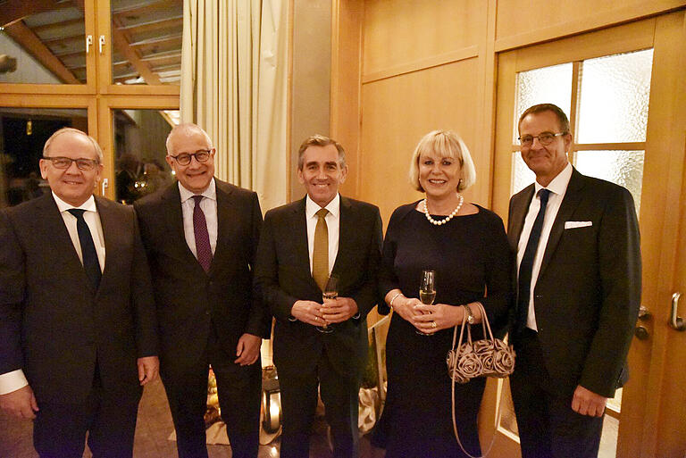 Hoher Besuch bei der Ernennung von Otto Kirchner zum Ehrenbürger der Stadt Königsberg: (von links) Regierungspräsident Eugen Ehmann, IHK Präsident Dr. Klaus D. Mapara, Otto und Dagmar Kirchner sowie Ralf Jahn, Hauptgeschäftsführer der IHK Würzburg-Schweinfurt. Hoher Besuch bei der Ernennung von Otto Kirchner zum Ehrenbürger der Stadt Königsberg: (von links) Regierungspräsident Eugen Ehmann, IHK Präsident Dr. Klaus D. Mapara, Otto und Dagmar Kirchner sowie Ralf Jahn, Hauptgeschäftsführer der IHK Würzburg-Schweinfurt.