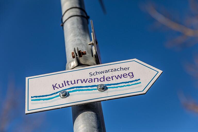 Es gibt kein spezielles Tourenlogo, aber Wegweiser mit dem Namen der Route. Es gibt kein spezielles Tourenlogo, aber Wegweiser mit dem Namen der Route.