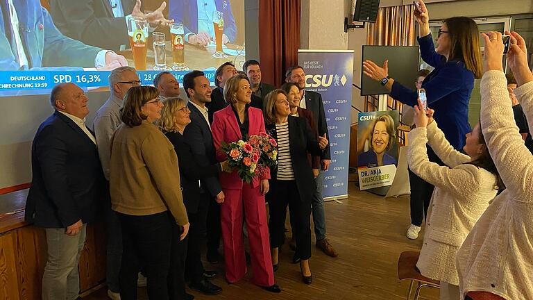 Beim Siegerfoto von Direktkandidatin Anja Weisgerber (Mitte) mit CSU-Bürgermeistern und weiteren Unterstützern durfte auch Nordheims Sibylle Säger (links) nicht fehlen. Beim Siegerfoto von Direktkandidatin Anja Weisgerber (Mitte) mit CSU-Bürgermeistern und weiteren Unterstützern durfte auch Nordheims Sibylle Säger (links) nicht fehlen.