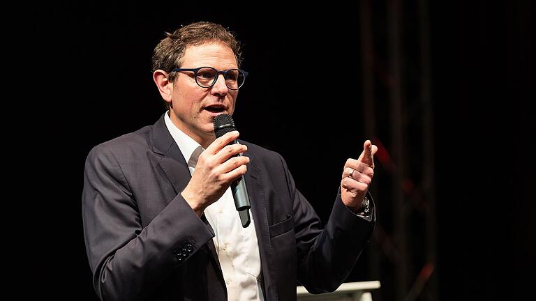 Martin Heilig bei seiner Nominierung als OB-Kandidat der Grünen in der Theaterhalle am Dom .