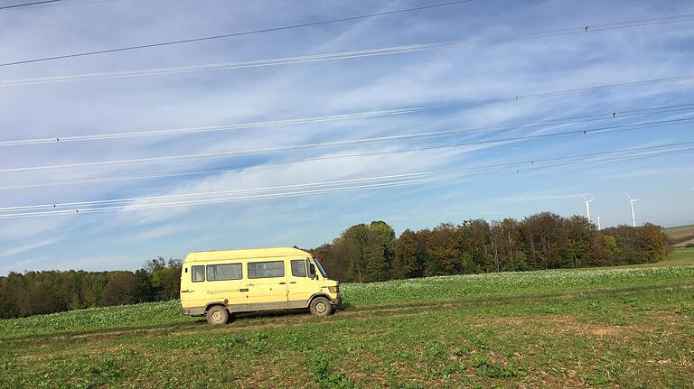 Mit einem 30 Jahre alten Bus ist Landwirt Scheuring zu seinen Äckern bei Gänheim bei Arnstein (Landkreis Main-Spessart) unterwegs. Mit einem 30 Jahre alten Bus ist Landwirt Scheuring zu seinen Äckern bei Gänheim bei Arnstein (Landkreis Main-Spessart) unterwegs. 