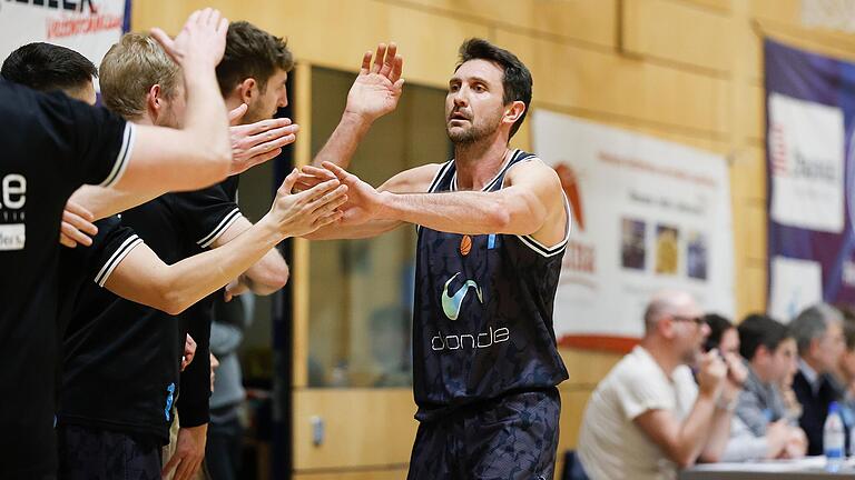 Christian Gabold, Spielertrainer bei den Veitshöchheimer Basketballern, ist Lehrer, Sportler, Trainer und Hobby-Barkeeper in einer Person.&nbsp;