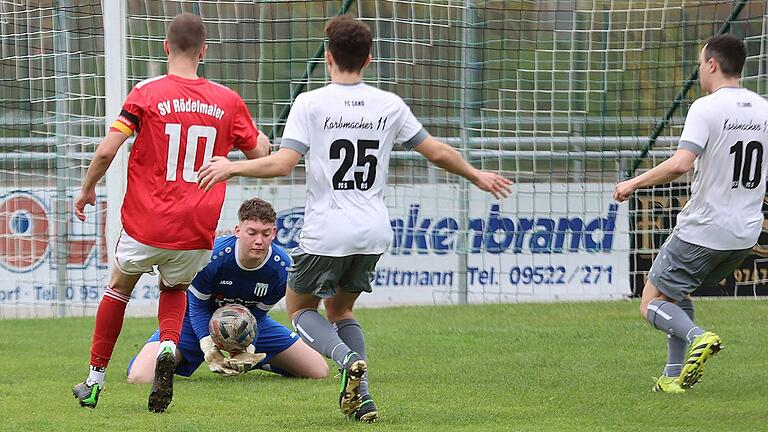 Hier geht alles gut: Sands Torwart Nils Nigbur hat den Ball, Rödelmaiers Benedikt Hess (links) kommt einen Tick zu spät. Die Sander (von rechts) Fabian Röder und Noah Nestmann brauchen nicht mehr einzugreifen.