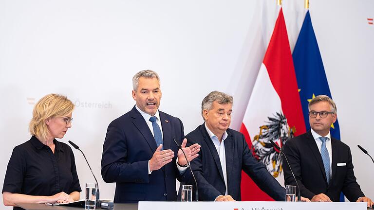 Sommer-Ministerrat Österreich.jpeg       -  Wie lange geht das noch gut? Klimaschutzministerin Leonore Gewessler (links) mit Bundeskanzler Karl Nehammer (Mitte) und Vizekanzler Werner Kogler.