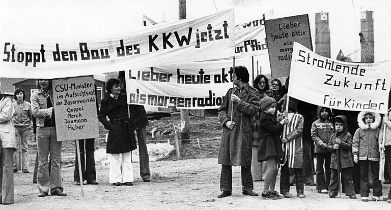 Damals wurden die Gegner von Atomkraft als 'Zukunftsverweigerer' beschimpft. Das Bild zeigt eine Demonstration vor dem Kernkraftwerk Grafenrheinfeld am 16.03.1975. Damals wurden die Gegner von Atomkraft als 'Zukunftsverweigerer' beschimpft. Das Bild zeigt eine Demonstration vor dem Kernkraftwerk Grafenrheinfeld am 16.03.1975.