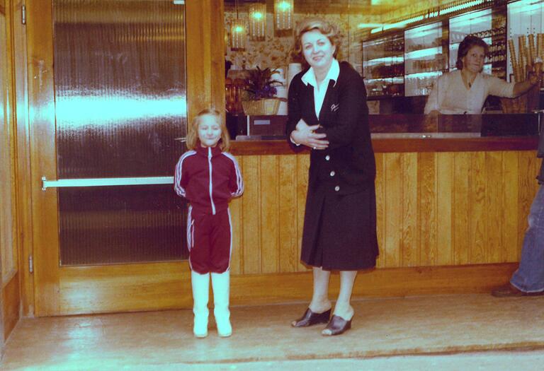 Barbara Bordin mit ihre Mutter Noella vor dem Eiscafé in der Mitteltorstraße Ende der 70er.