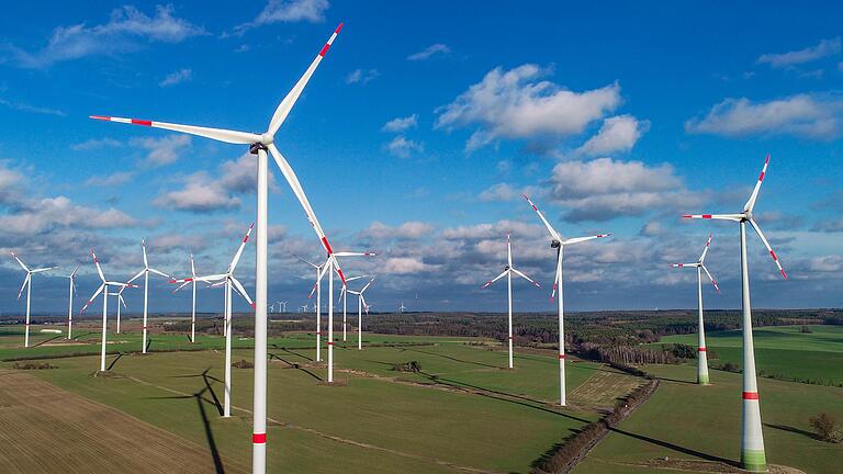 Der Ausbau der Windenergie hat sich auch in Unterfranken verlangsamt. Die meisten Anlagen stehen jedoch ohnehin in Norddeutschland, wie hier in Brandenburg.