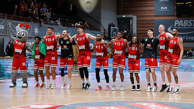 Das Team der Würzburg Baskets feiert mit den Fans den höchsten Sieg der Vereinsgeschi.