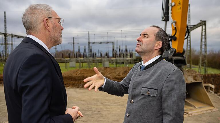 Bayerns Wirtschaftsminister Hubert Aiwanger im Gespräch mit Jürgen Kriegbaum, geschäftsführender Vorstand der ÜZ Mainfranken auf der Baustelle des zukünftigen Schalthauses in Brünnstadt. Aiwanger war zu einem Brennpunktgespräch zum Thema Ausbau von erneuerbaren Energien und Speicherung des grünen Stroms in die ÜZ-Zentrale gekommen.&nbsp;