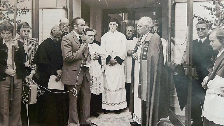 Bei der Einweihung der neuen Kirche durch den Weihbischof Alfons Kempf am 25. Juni 1973. Der Glockenturm mit seinen vier Glocken wurde erst später errichtet. Am 26. November 1975 erklangen die ersten Glockenschläge.