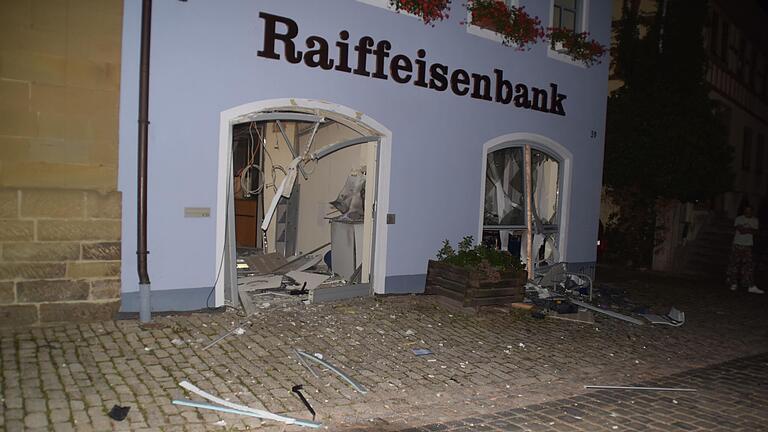 Der Geldautomat in der Abtswinder Filiale der Raiffeisenbank Mainschleife-Steigerwald ist am frühen Montagmorgen gesprengt worden.