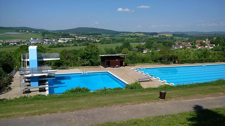 Das Freibad in Ebern mit Sprung- und Schwimmbecken. Das Freibad in Ebern mit Sprung- und Schwimmbecken.