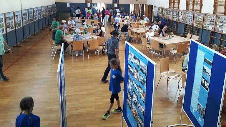 Die Segnitzer Turnhalle diente beim Gaukinderturnfest als Kaffee- und Ausstellungsraum.