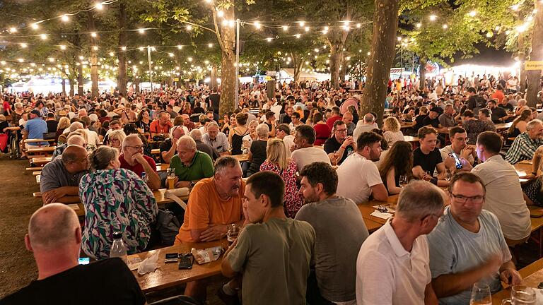 Frankens größtes Weinfest läuft wieder: Bis 20. August kann in Volkach gepflegt geschöppelt werden. Frankens größtes Weinfest läuft wieder: Bis 20. August kann in Volkach gepflegt geschöppelt werden.