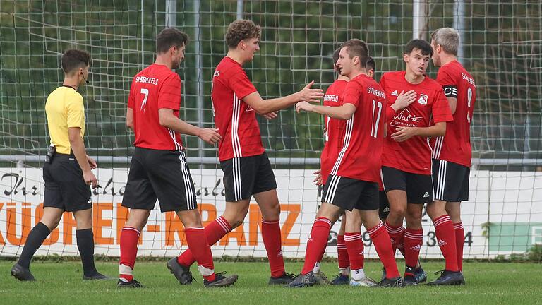 Der SV Birkenfeld bejubelt die Rückkehr an die Tabellenspitze der Bezirksliga West.