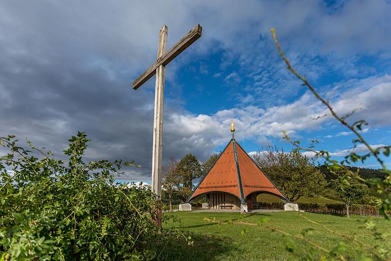 Die Vierzehn-Nothelfer-Kapelle liegt auf einem Hügel am 'Hörnle'. Mit ihrer besonderen Zeltdachform ragt sie heraus. Die Vierzehn-Nothelfer-Kapelle liegt auf einem Hügel am 'Hörnle'. Mit ihrer besonderen Zeltdachform ragt sie heraus.