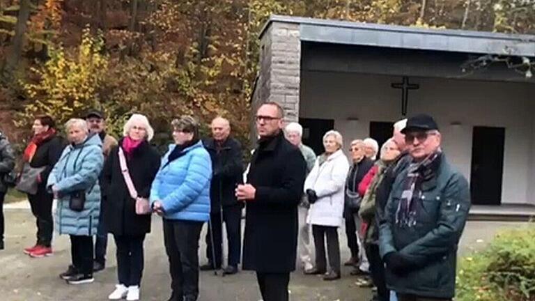 Bürgermeister Mario Götz informiert die Besucher über den neu gestalteten Teil des Friedhofes mit der Möglichkeit zur naturnahen Bestattung.       -  Bürgermeister Mario Götz informiert die Besucher über den neu gestalteten Teil des Friedhofes mit der Möglichkeit zur naturnahen Bestattung.