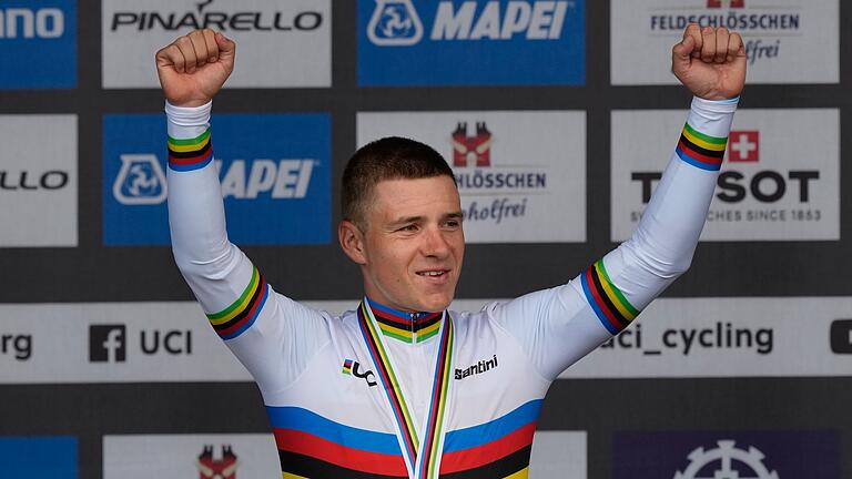 Remco Evenepoel - Remco Evenepoel jubelt über WM-Gold im Einzelzeitfahren. Remco Evenepoel - Remco Evenepoel jubelt über WM-Gold im Einzelzeitfahren.
