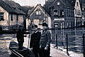 Zustellung per Schelch: Briefträger Anton Holzemer (Mitte) in Kleingemünden bei Hochwasser im Jahre 1920.