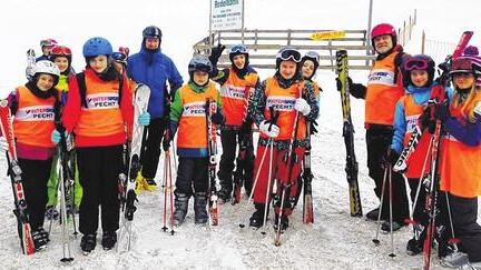 Spaß im Schnee: Dank neuer gesponserter Warnwesten hatten Sportfachbetreuer Matthias Baumbach (links) und Kursleiter Herbert Waibl immer einen hervorragenden Überblick über die Gruppe.