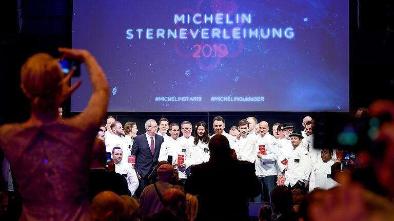 Die Köche freuen sich über die Auszeichnung bei der Michelin-Sterneverleihung 2019. Die Köche freuen sich über die Auszeichnung bei der Michelin-Sterneverleihung 2019.