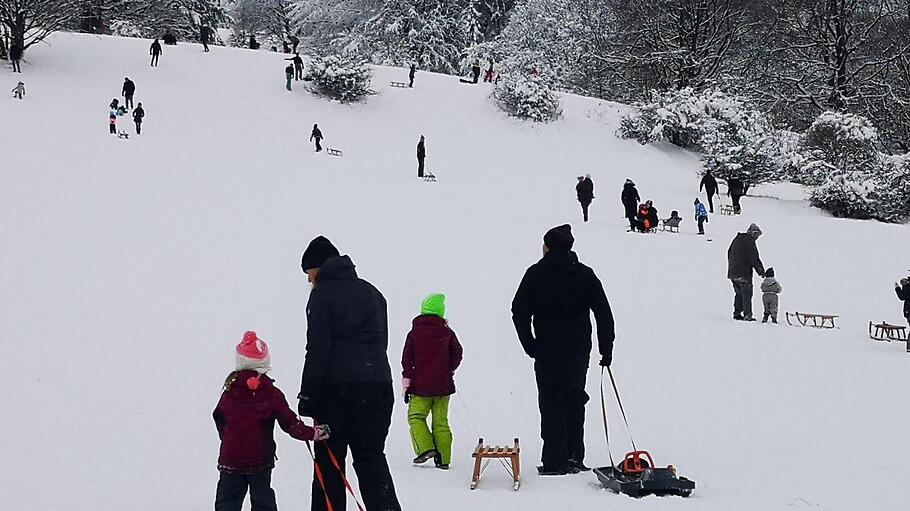 Vor allem Familien mit Kindern suchen das Schneevergnügen am Kreuzberg.  Foto: Marion Eckert       -  Vor allem Familien mit Kindern suchen das Schneevergnügen am Kreuzberg.  Foto: Marion Eckert