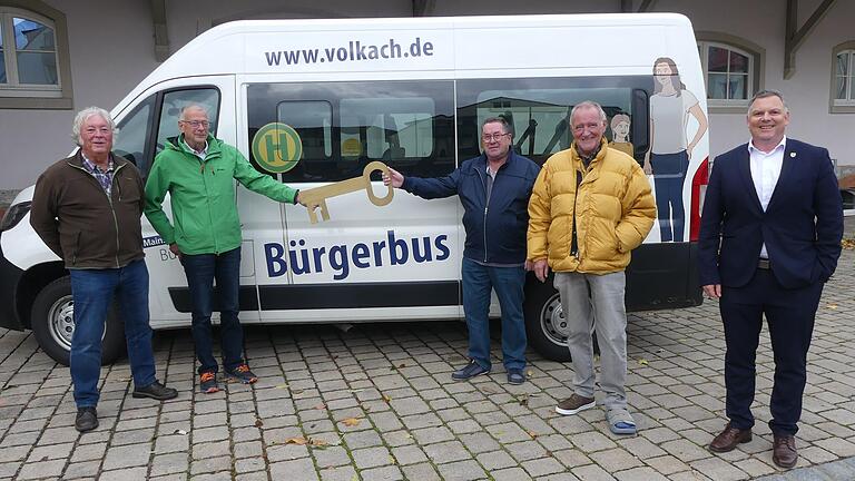 Symbolische Schlüsselübergabe im Fahrerteam des Bürgerbusses Volkacher Mainschleife: Nach zehn Jahren ist für Harald Horsch (Dritter von links.) und Hans-Jürgen Fuchsberger (Zweiter von rechts) Schluss. Ihre Nachfolger im Amt des Chauffeurs sind Gerhard Karl (links) und Klaus Kram (Zweiter von links). Rechts im Bild Bürgermeister Bäuerlein.