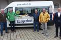 Symbolische Schlüsselübergabe im Fahrerteam des Bürgerbusses Volkacher Mainschleife: Nach zehn Jahren ist für Harald Horsch (Dritter von links.) und Hans-Jürgen Fuchsberger (Zweiter von rechts) Schluss. Ihre Nachfolger im Amt des Chauffeurs sind Gerhard Karl (links) und Klaus Kram (Zweiter von links). Rechts im Bild Bürgermeister Bäuerlein.