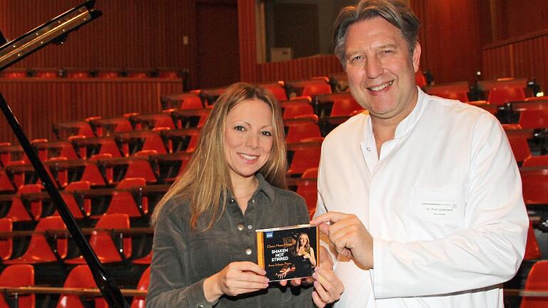 Die Pianistin Anna Scheps und Prof. Dr. Jens Volkmann, Präsident der Parkinson Stiftung, präsentieren die neue Benefiz-CD.