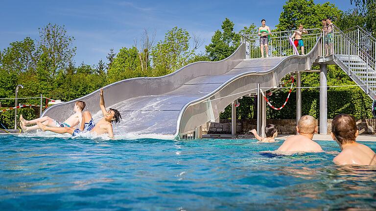 Eine solche Breitwellenrutsche wie im Schweinfurter Freibad Silvana (Archivbild) soll es eines Tages im runderneuerten Volkacher Freibad auch geben. Dessen Beckenfläche hat der Stadtrat wegen der hohen Kosten aber deutlich reduziert.