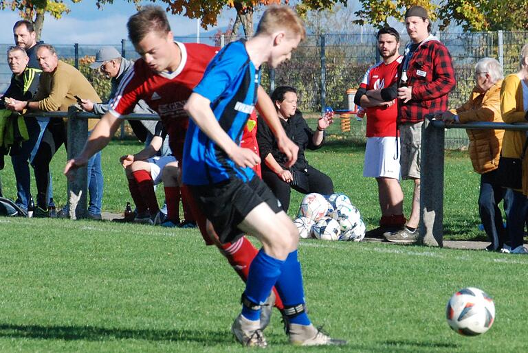 Lukas Reichert (rotes Trikot) und der FC Ober-/Mittelstreu (Szene vom Vorrundenspiel in Hohenroth) schwimmen seit Wochen in der A-Klasse Rhön 3 auf der Erfolgswelle.