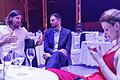 Zwei Große des Handball-Sports bei der Gala der Europäischen Handball-Föderation (EHF) in Wien, nicht nur wegen ihrer Körpermaße von 2,08 Meter bzw. 2,03 Meter: Carlos Prieto (Mitte) und der Ungar Laszlo Nagy (links) im Gespräch.