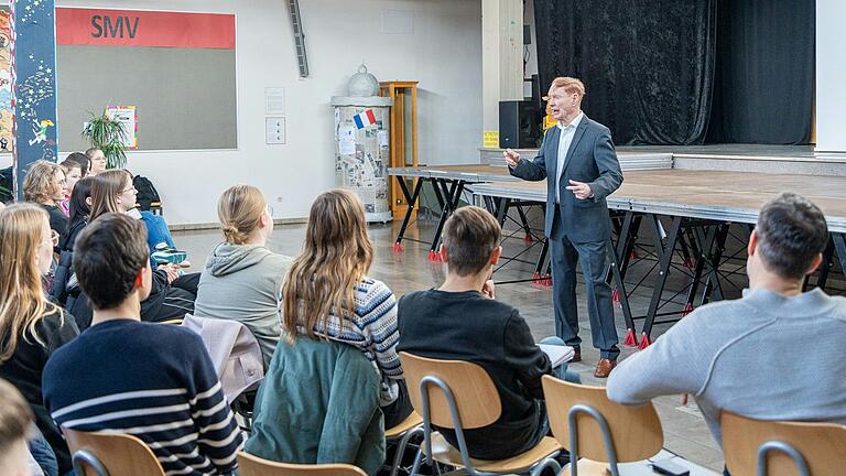 Prof. Dr. Raimund Drommel referiert vor Schülerinnen und Schülern des P-Seminars Latein.