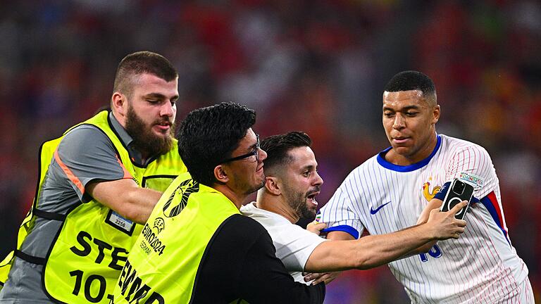 Euro 2024: Spanien - Frankreich       -  Im EM-Halbfinale Spanien gegen Frankreich kam es zu mehreren Flitzer-Vorfällen.