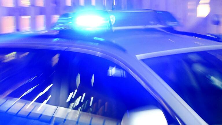 Am späten Samstagabend ist es zu einem Polizeieinsatz am Schweinfurter Hauptbahnhof gekommen. Ein 16-Jähriger soll in einem Streit eine Schere gezückt haben. Am späten Samstagabend ist es zu einem Polizeieinsatz am Schweinfurter Hauptbahnhof gekommen. Ein 16-Jähriger soll in einem Streit eine Schere gezückt haben.