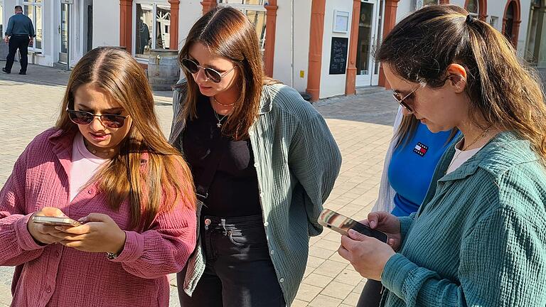 Die erste Frage führt die Teilnehmerinnen auf den Volkacher Marktplatz. Nachdem sie die richtige Antwort gefunden haben, geben sie den ersten Buchstaben für die Koordinaten zur ersten Schatzkiste ein. Die erste Frage führt die Teilnehmerinnen auf den Volkacher Marktplatz. Nachdem sie die richtige Antwort gefunden haben, geben sie den ersten Buchstaben für die Koordinaten zur ersten Schatzkiste ein.
