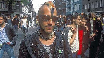 Jugendkultur: Punker auf einer Demonstration in Berlin (1984).