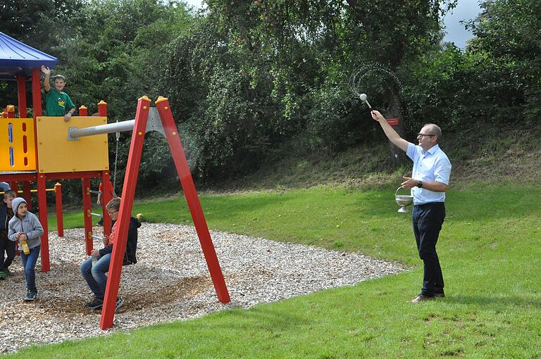 Pastoralreferent Ulrich Emge segnete den neuen Spielplatz.