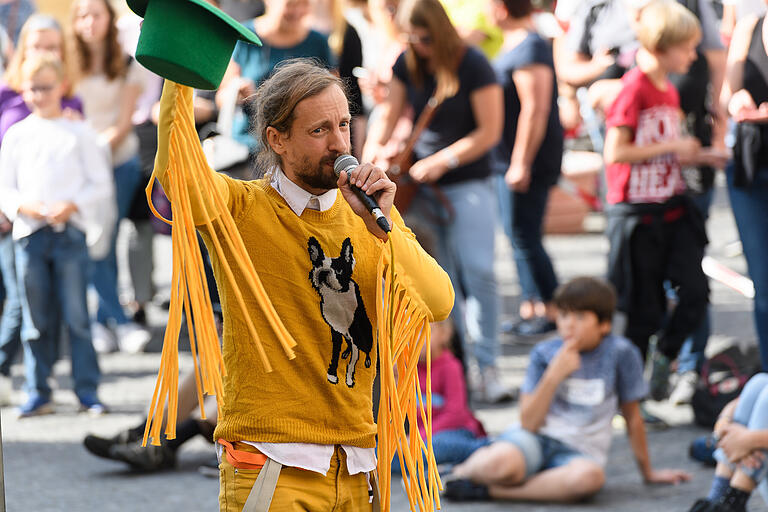 Zahlreiche Menschen verfolgen am Freitag (06.09.19) den Auftritt von der Band der Katze und die Hund beim STRAMU in der Innenstadt in Würzburg.