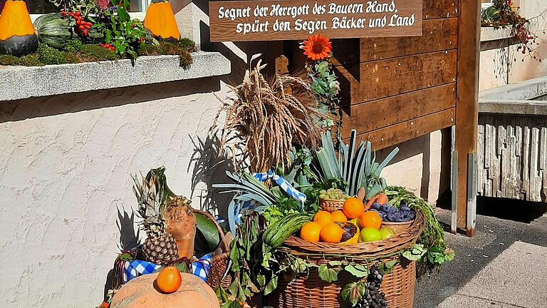 Herbstzeit ist gleich Erntezeit, und Zeit um Gott zu danken, für die Fülle der Gaben der Natur. Auch in diesem Jahr wurde wieder das Umfeld von Brunnen und Rathaus in Heufurt von Rita Breunig festlich geschmückt.