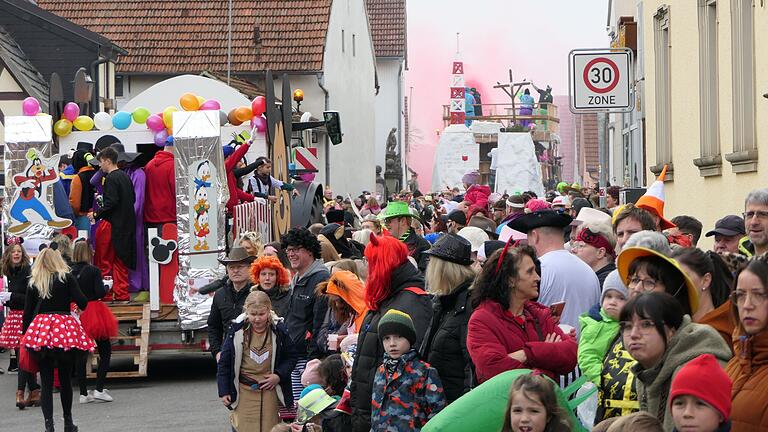 Mehrere Tausend Menschen säumten am Samstag beim Faschingszug die Straßen in Obertheres.