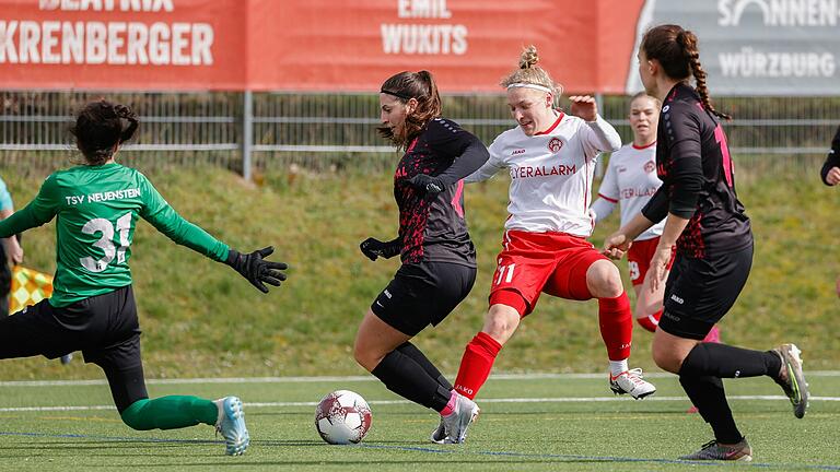 Leonie Uhl (Zweite von links) und Samira Nies (rechts) vom TSV Neuenstein verteidigen vor ihrer Torhüterin Elisa Mandarello gegen Angreiferin Lisa Blum von den Würzburger Kickers.